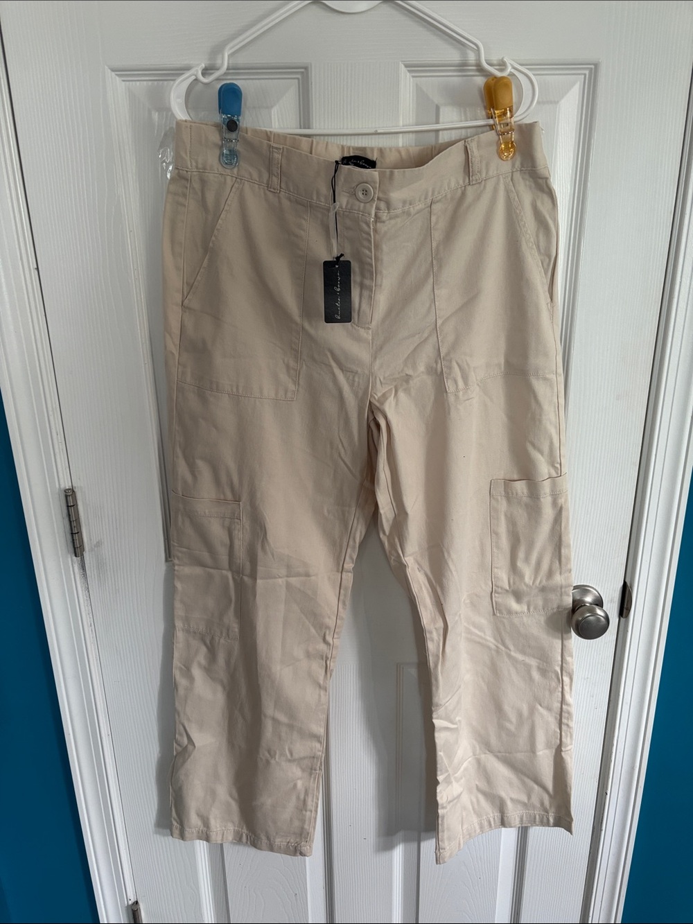 Women’s Wide-Leg Cargo Pants in Beige